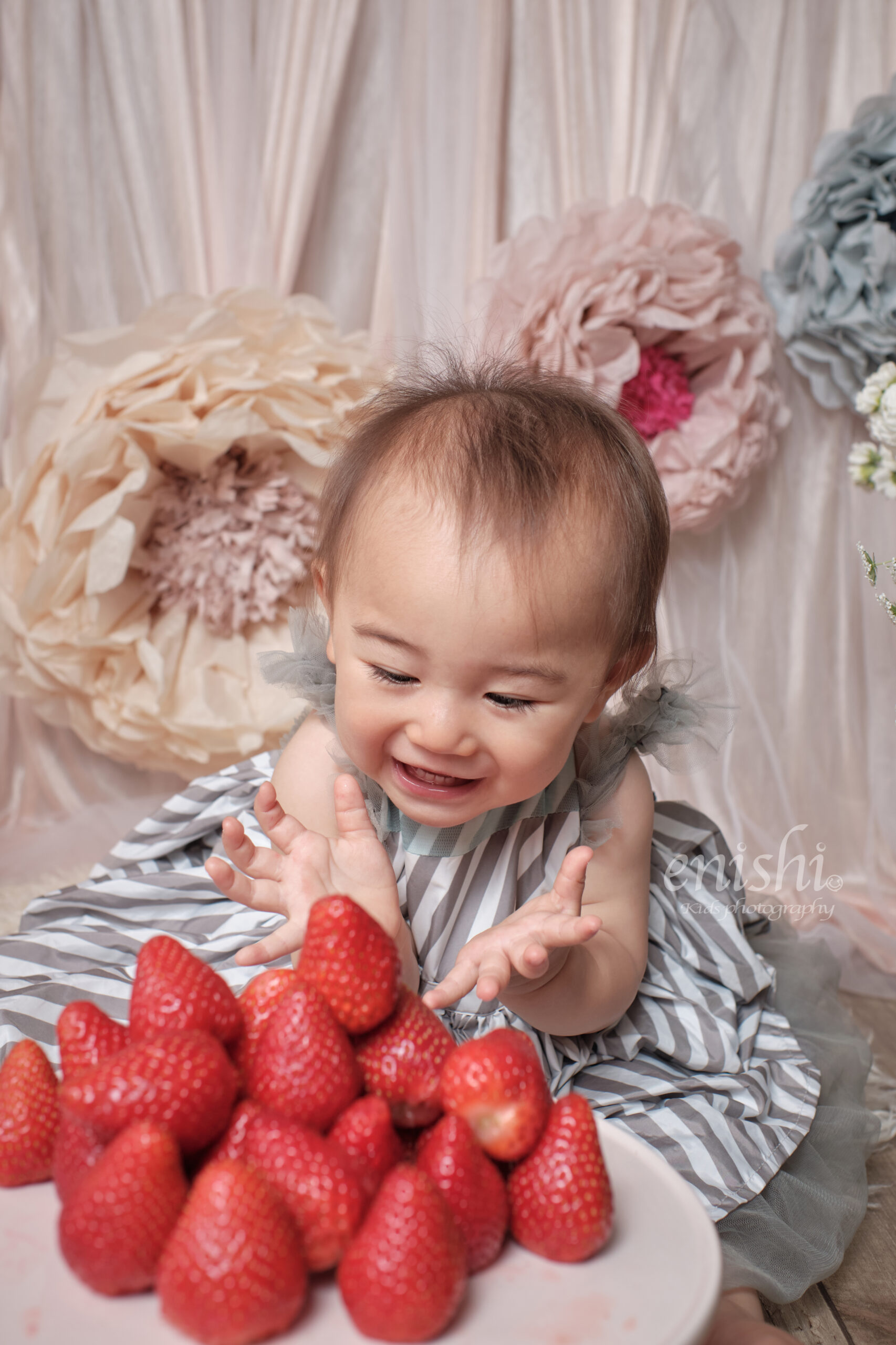 イチゴを目の前に満面の笑みのファーストバースデーガール