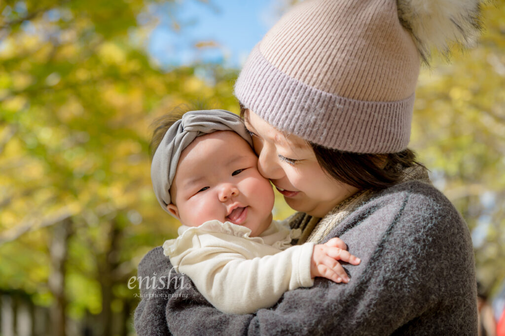 晴れた日の紅葉撮影会での家族写真