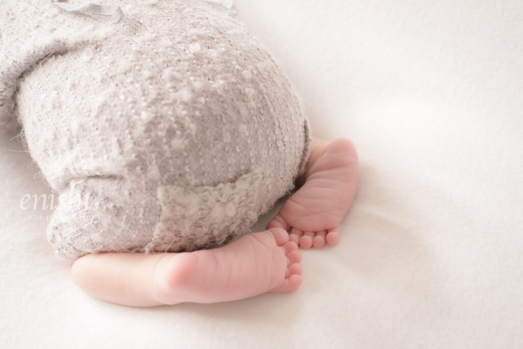 かわいい新生児の足のニューボーンフォトパーツ撮影