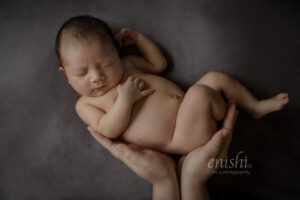 ニューボーンフォトママの手の中"シンバポーズ"シンプルでおしゃれなニューボーンフォト。埼玉県朝霞市への出張撮影。