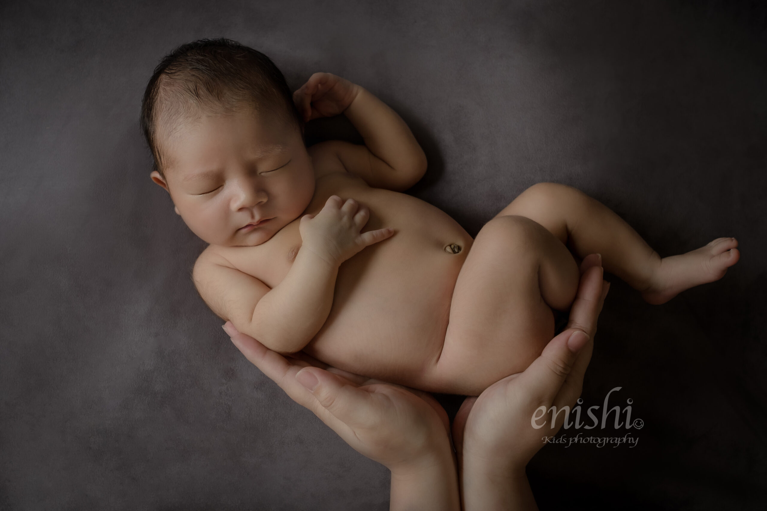 ニューボーンフォトママの手の中"シンバポーズ"シンプルでおしゃれなニューボーンフォト。埼玉県朝霞市への出張撮影。