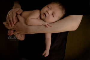 ニューボーンフォト男の子、パパの腕の中